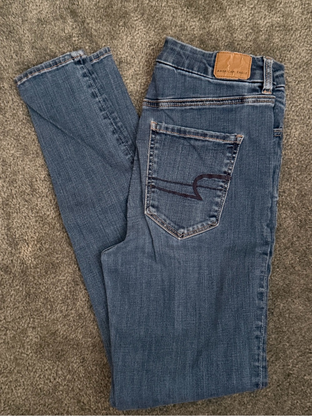 American Eagle Outfitters women’s Classic Blue Jeans - Mid Wash
